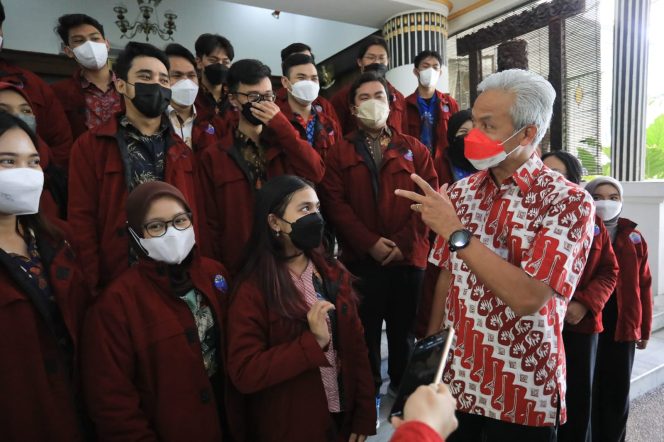 
					Rumah Dinas Ganjar Digeruduk Puluhan Mahasiswa Teknik Undip/Humas Jateng.