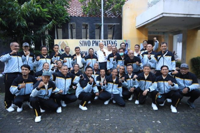 
					Ganjar Lepas Atlet Siwo PWI Jateng Berlaga di Porwanas 2022