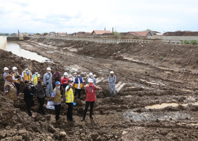 
					Ganjar Minta BBWS Bikin Tanggul Sementara Cegah Banjir Mangkang Wetan/Humas Jateng.
