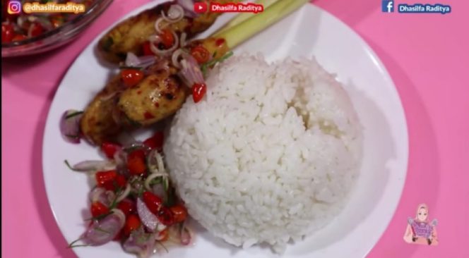 
					Sate Ayam Lilit Khas Bali dengan Sambal Matah Ala Dhasilfa Raditya Bikin Nagih