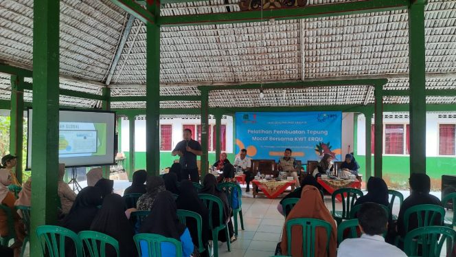 
					Masyarakat Berdaya Indonesia (MBI) bersinergi dengan Yayasan Baitul Ma’al Perusahaan Listrik Negara (YBM PLN) berupaya meningkatkan kesejahteraan petani singkong di Kabupaten Purbalingga melalui pelatihan pembuatan tepung mocaf di Pendopo Si Pandji Desa Tumanggal, Kecamatan Pengadegan, Kabupaten Purbalingga pada Rabu (18/01/2023).