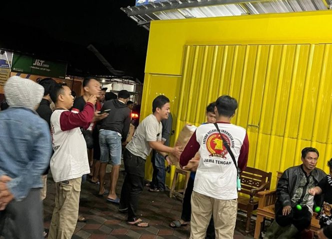 
					Jajaran relawan PD Satria Jateng turut membantu warga Meteseh Tembalang yang terdampak banjir Jumat (06/01/2023) malam.