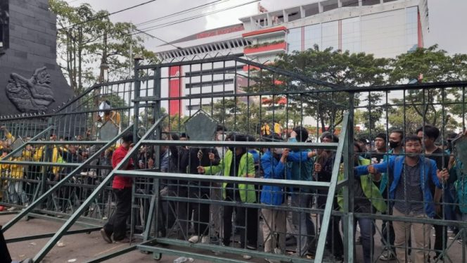 
					Ratusan Mahasiswa Unjuk Rasa Tolak Perpu Cipta Kerja di Depan Gedung DRPD Jateng