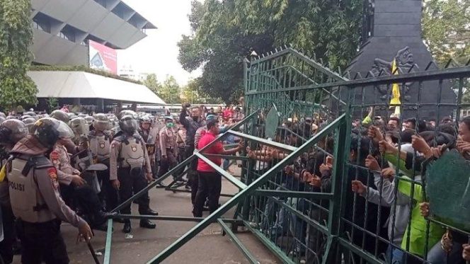 
					Usai Gerbang Gedung DPRD Jateng Dijebol, Pimpinan Dewan Temui Massa Aksi Tolak Perppu Cipta Kerja