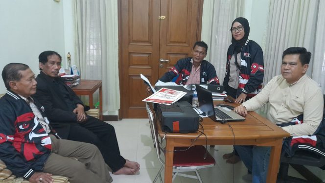 
					Jajaran pengurus PKN Jateng sedang berbincang di Kantor PKN Jateng, di kompleks perumahan Alamanda Residence, Kelurahan Kedungmundu, Kota Semarang, Jumat (26/5/2023).