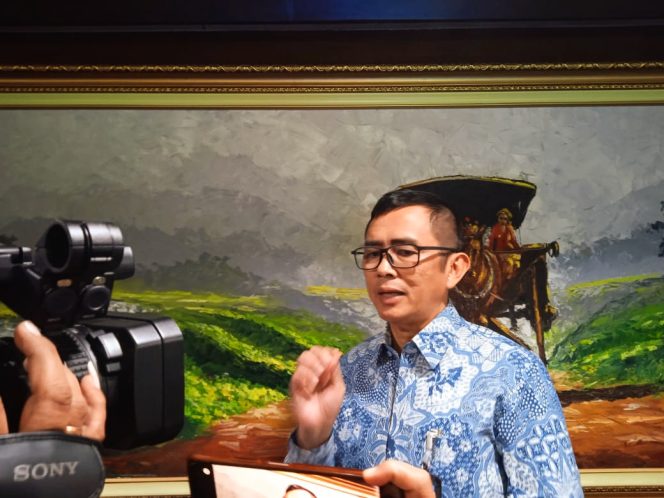 
					Kepala Kpw. Bank Indonesia Provinsi Jawa Tengah, Rahmat Dwi Saputra memaparkan QRIS kepada awak media di Semarang.
