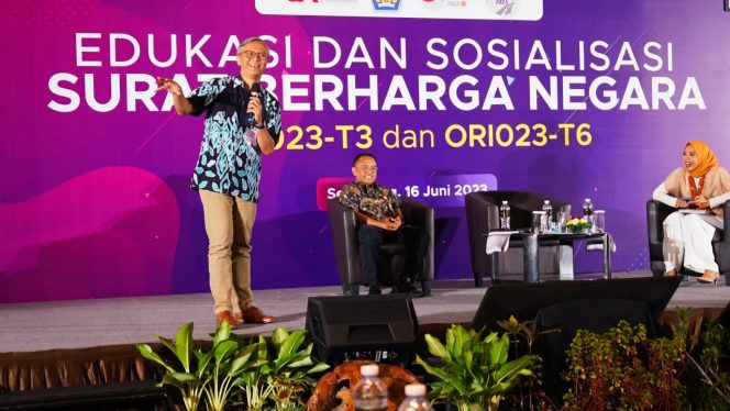 
					Direktur Surat Utang Negara Kementerian Keuangan Negara RI, Deni Ridwan (kiri), dan kepala Kantor Regional 3 OJK Jateng dan DIY, Sumarjono (kanan), dalam sosialisasi SBN di Semarang.