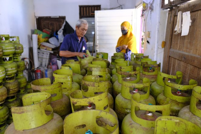 
					Petugas Pertamina Patra Niaga tengah melakukan inspeksi mendadak (sidak) sebuah pangkalan LPG di Jawa Tengah.
