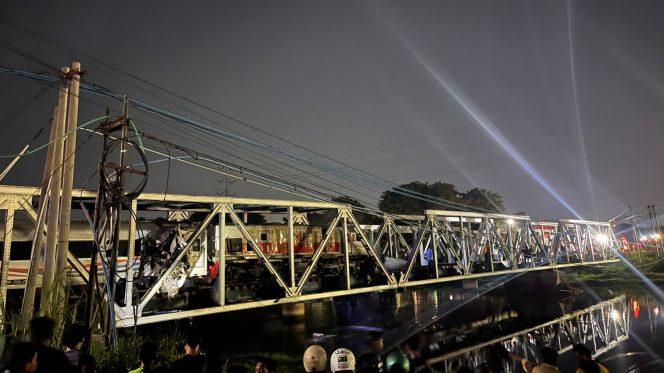
					PT KAI menyampaikan permohonan maaf atas gangguan perjalanan kereta api, akibat temperan antara KA 112 Brantas dengan truk tronton di petak jalan Jerakah - Semarang Poncol, Selasa (18/7) pukul19.32
