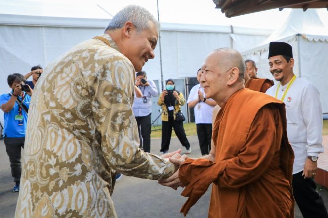 
					Hadiri Indonesia Tipitaka Chanting, Ganjar Ajak Jaga Suasana Damai di Tahun Politik.