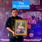 SVP Marketing Grup Head JNE Eri Palgunadi menerima penghargaan PR Person Award 2023 dalam acara Public Relations Summit 2023.