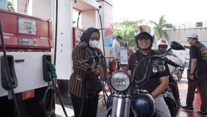 
					Konsumen terlihat ceria ketika membeli BBM mendapatkan cashback 45%...wow.