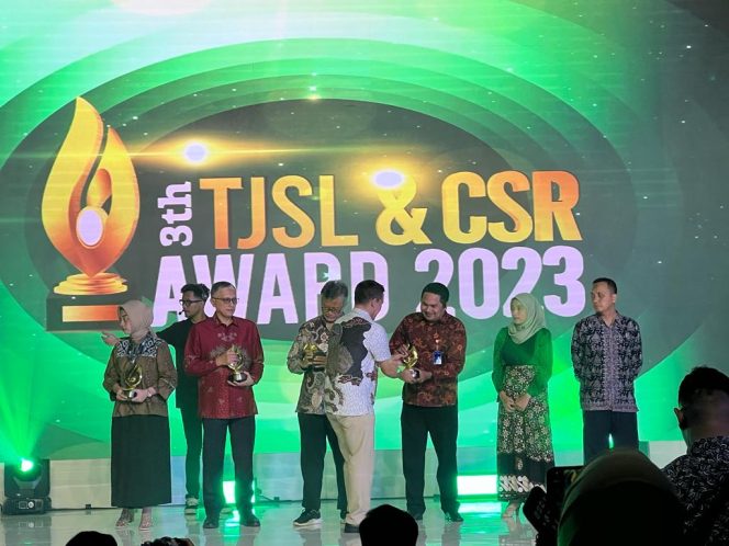 
					Pertamina Patra Niaga RJBT menerima penghargaan kategori platinum dan gold dalam ajang TJSL & CSR Award 2023 yang digelar BUMN Track.
