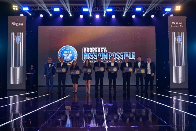 
					CEO Fasindo Group Sony Kusuma (ke-3 dari kanan) saat menerima penghargaan dari Golden Property Awards (GPA) Property Mission Possible 2023 di Hotel Raffles Jakarta.