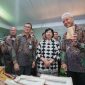 Gubernur Jateng Ganjar Pranowo, Deputy Gubernur BI Destry Damayanti dan Kepala KPwBI Jateng Rahmat Dwisaputra berdialog dengan pelaku UMKM yang turut memeriahkan CJIBF 2023.