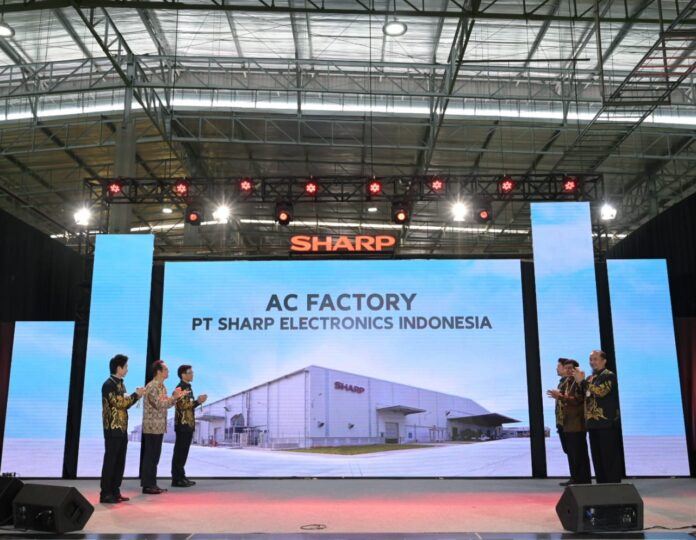 Sharp Indonesia membuka pabrik AC berkapasitas 900 ribu unit untuk tahun pertama di kawasan Karawang Internasional Industrial City (KIIC), Karawang, Jawa Barat.