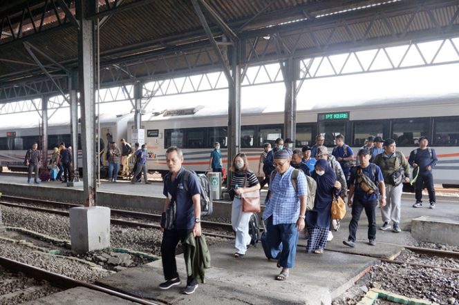 
					Penumpang yang Sengaja Tidak Turun Sesuai Tiket Tujuan Bakal Kena Sanksi Denda hingga Larangan Naik Kereta
