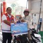 PT Pertamina Patraniaga pada Hari Pelanggan Nasional (HPN) 2023, membagikan bangak hadiah kepada pelanggan di Jawa Tengah.