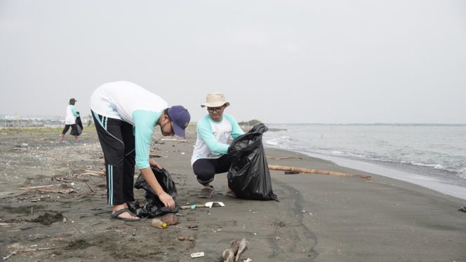 
					PT Pertamina Patra Niaga Regional Jawa Bagian Tengah (RJBT)  mencegah kerusakan alam melalui program “Perwira Penggerak Coastal Clean Up (bersih-bersih pantai)” serta penanaman 10.300 tanaman laut di Pantai Tirang, Kota Semarang.