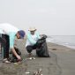 PT Pertamina Patra Niaga Regional Jawa Bagian Tengah (RJBT) mencegah kerusakan alam melalui program “Perwira Penggerak Coastal Clean Up (bersih-bersih pantai)” serta penanaman 10.300 tanaman laut di Pantai Tirang, Kota Semarang.