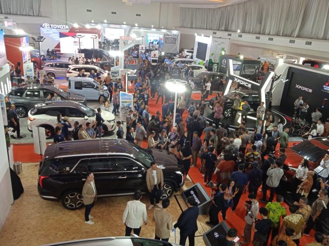 
					Suasana pembukaan GIIAS Semarang 2023 Rabu (18/10/2023) di Marina Convention Center Semarang. Pengunjung memadati area pemeran.