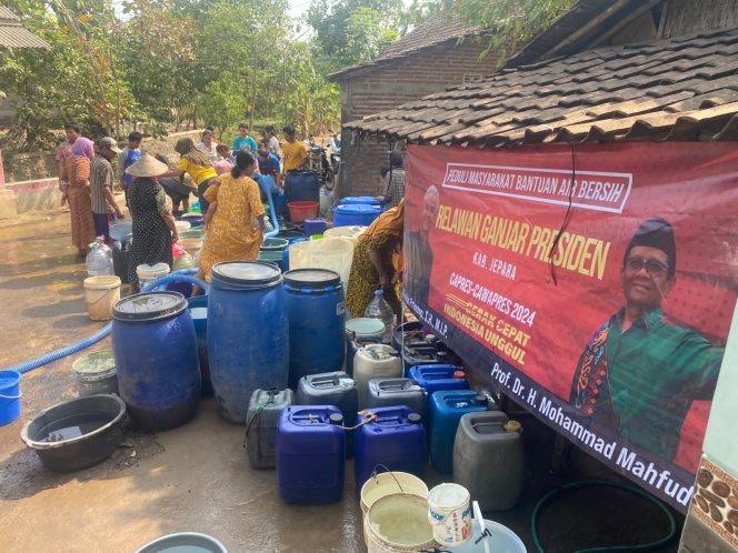 
					Pecangaan Kekeringan, Relawan Ganjar Presiden Support Dropping 40.000 Liter Air Bersih