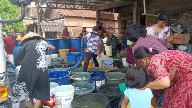 
					Ujungpandan Sulit Air, Relawan Ganjar Presiden Dropping 40 Ribu Liter