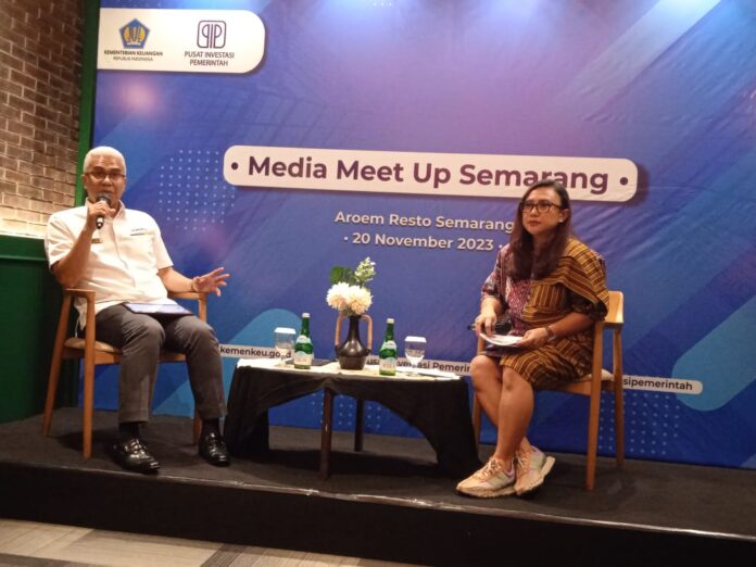 Direktur Utama Pusat Investasi Pemerintah (PIP) Ismed Saputra saat memaparkan kinerja PIP dalam acara Media Meet Up Semarang di Aroem Resto, Senin (20/11/2023)