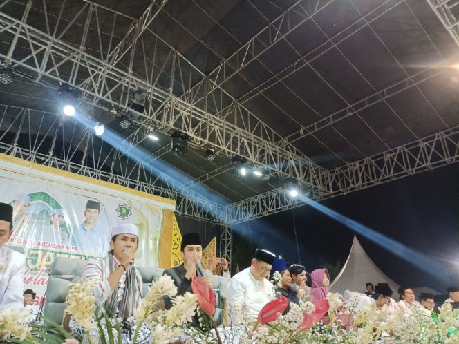 
					Gemira Jateng Bersholawat, Puluhan Ribu Masyarakat Hanyut Bareng Gus Azmi di Demak