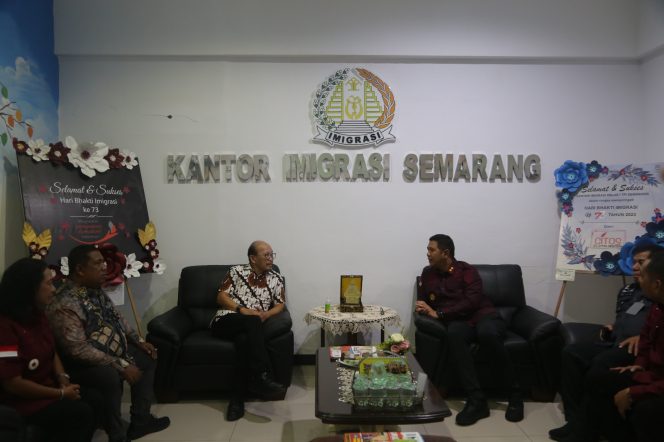 
					Kakanim Semarang Terima Studi Tiru Kantor Imigrasi Kelas I TPI Ambon.