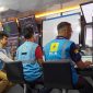 Petugas PLN memantau langsung kondisi kelistrikan penyelenggaraan FIFA World Cup U-17 di Stadion Manahan, Solo dari Mobile Electricity Distribution Command Post.