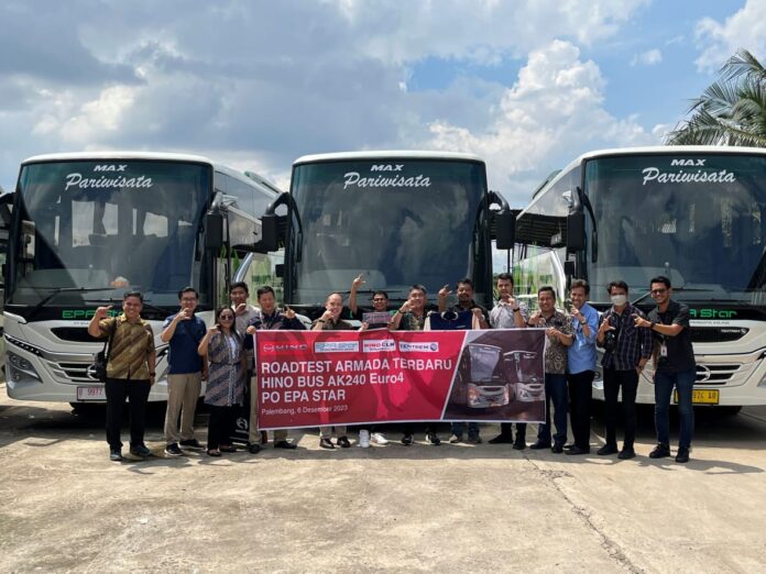 Hino menyerahkan 6 unit bus armada terbaru kepada PO EPA Star Palembang.