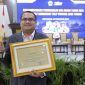 Area Manager Communication, Relation & CSR Jawa Bagian Tengah PT Pertamina Patra Niaga Brasto Galih Nugroho, saat menerima penghargaan pada Senin (18/12) di aula Wisma Perdamaian Semarang.