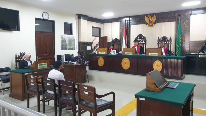 
					Hakim Pengadilan Negeri Batang menjatuhkan vonis 2 tahun penjara dan denda sebesar 883 juta rupiah kepada direktur PT WWWP yang terbukti tidak menyetorkan PPN sepanjang tahun 2017