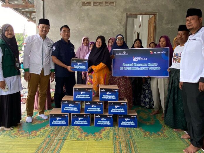 XL Axiata menyalurkan donasi bagi korban banjir di Grobogan, Demak dan Kudus, Jawa Tengah.