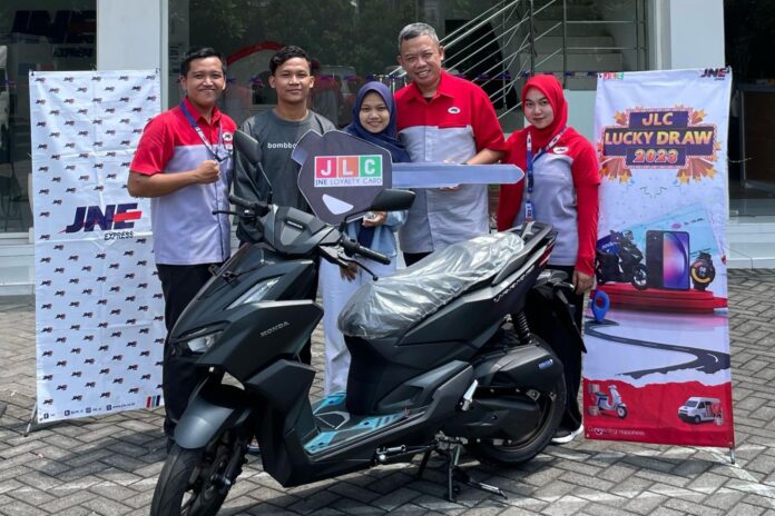 Shofiun, salah satu member JLC menerima hadiah utama sepeda motor dari JNE.