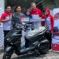 Shofiun, salah satu member JLC menerima hadiah utama sepeda motor dari JNE.