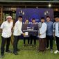 Direktur & Chief Technology Officer XL Axiata, I Gede Darmayusa (2 dari kiri) saat menyerahkan donasi kepada Ponpes Riyadhul Qur’an dari Sleman, Daerah Istimewa Yogyakarta.