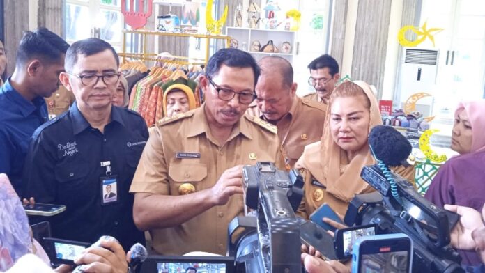 Kepala Kantor Perwakilan Bank Indonesia Provinsi Jawa Tengah, Rahmat Dwisaputra (kiri), Pj. Gubernur Jawa Tengah, Nana Sudjana (tengah) dan Walikota Semarang Hevearita Gunaryanti Rahayu (kanan)