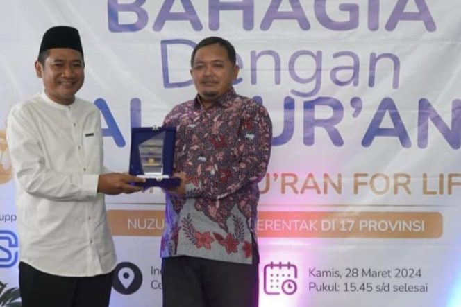 
					SVP Marketing Group Head JNE Eri Palgunadi saat menerima penghargaan Program 1 Juta Al-Qur'an dari BMH pada Kamis (28/3/24).