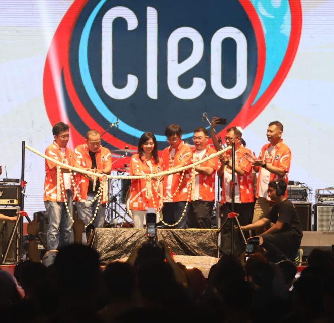 
					Direktur Utama PT Sariguna Primatirta Tbk, Melisa Tanoko bersama jajaran management Cleo, saat menggunting pita tanda dibukanya Cleo Festival Kuliner 2024 di Sam Poo Kong Semarang.
