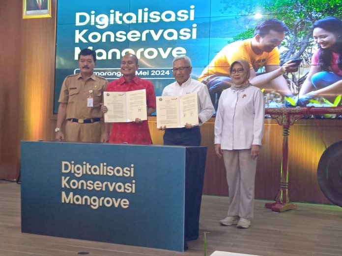 Kepala Dinas Kelautan dan Perikanan Kabupaten Demak - Ir. Nanang Tasunar, Wakil Rektor II - Prof. Dr. Heru Susanto, Director and Chief Business Officer Indosat Ooredoo Hutchison - Muhammad Buldansyah, Dekan Fakultas Perikanan dan Ilmu Kelautan (FPIK) - Prof. Ir. Tri Winarni Agustini.