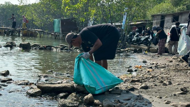 
					Dalam Aksi Bersih Pantai di Pantai Mangunharjo Semarang, PLN Group wilayah Jawa Tengah berhasil mengumpulkan sekitar 1 ton sampah hanya dalam 2 jam.