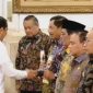 Presiden Joko Widodo memberikan penghargaan kepada Tim Pengendali Inflasi Daerah (TPID) Provinsi Jawa Tengah dan Kota Semarang, sebagai pengendali inflasi terbaik se-Jawa dan Bali.