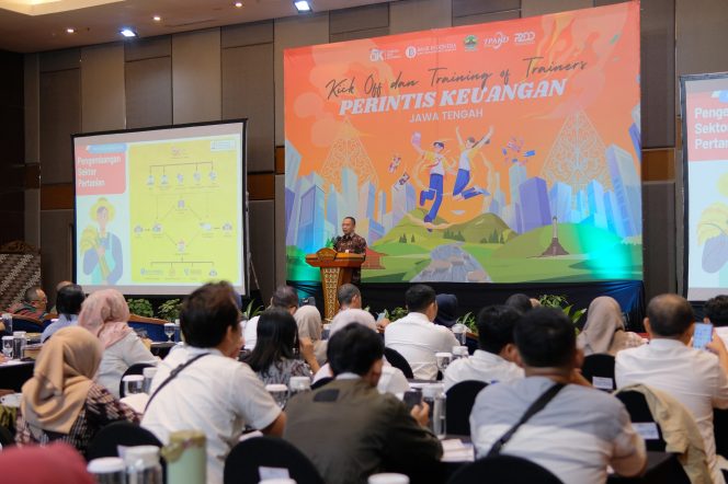 
					Kepala OJK Provinsi Jawa Tengah Sumarjono saat membuka “Kick Off dan Training of Trainer (ToT) Insan Penggerak Literasi dan Digitalisasi (Perintis) Keuangan” di  Kabupaten Karanganyar, Solo,  Selasa (9/7).