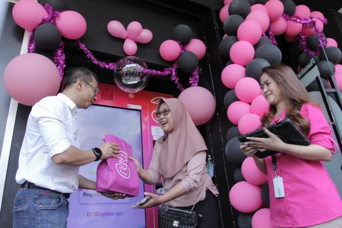 EVP Head of Circle Java IOH Fahd Yudhanegoro berbagi bingkisan kepada pelanggan Tri di 3Store pada Hari Pelanggan National 2024 (04/09/2024).
