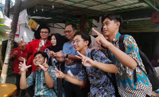 
					Jumat Berkah, Joko Santoso Bagikan Makan Siang dan Susu Gratis
