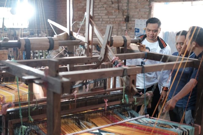 
					Mas Wiwit melakukan kunjungan langsung atau blusukan ke sentra kain tenun troso, salah satu ikon kerajinan unggulan Jepara, sebagai bagian dari kampanye support UMKM naik kelas.