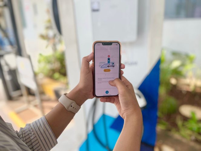 
					Ilustrasi pelanggan menggunakan fitur EV untuk melakukan pengisian daya kendaraan listrik pada Aplikasi PLN Mobile.