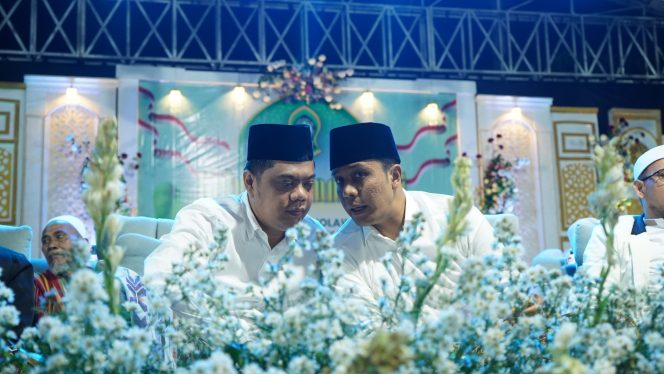 
					Calon Bupati Jepara, Witiarso Utomo (kiri) bersama Gus Kautsar dalam pengajian dan maulid di Desa Suwawal Barat, Kecamatan Mlonggo, Kabupaten Jepara, pada Minggu (20/10/2024).